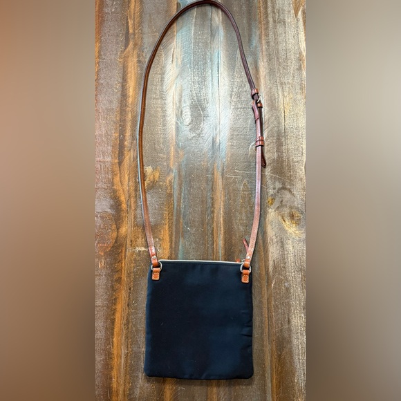 Dooney & Bourke North South Triple Zip Crossbody EUC - Picture 6 of 6